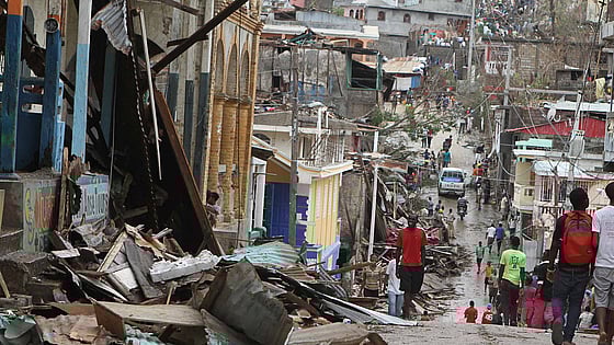 Gata full av skrot efter kraftig orkan