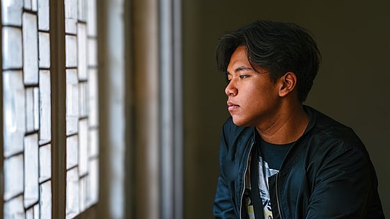 Ung kille kollat ut genom fönster