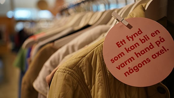 kamera-och-silverkanna-i-Röda-Korset-second-hand-butik