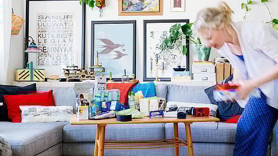 Prepping med mat och annat hemma i ett vardagsrum.