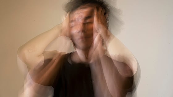 Skakig bild där person är stressad