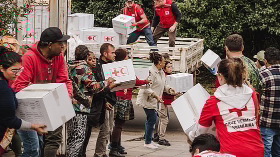 Röda Korsare delar ut nödhjälp.