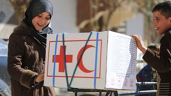 Två barn med ett matpaket