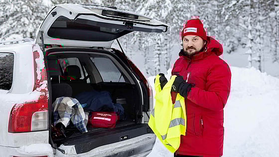 Daniel Norman kör bil på vintern