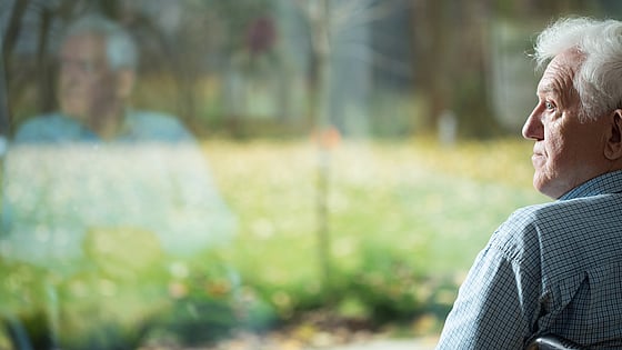 Ensam man vid köksbord