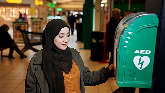 Rewa står intill en hjärtstartare