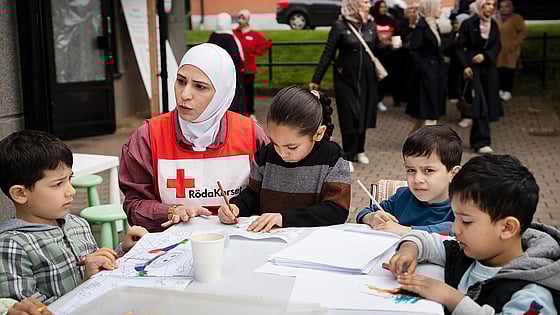 Volontär vid bord med barn - 2025 Perstorp - mötesplats