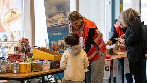 Röda Korset-volontär pratar med barn.