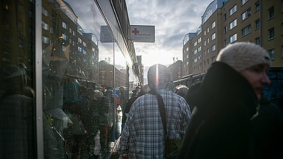 Människor i kö för mat. Familjer som inte har råd med kläder till barnen. När fattigdomen ökar skalar Röda Korset upp för att hjälpa fler – och kräver att våra politiker tar ansvar för ett medmänskligare Sverige där ingen ska behöva gå hungrig.