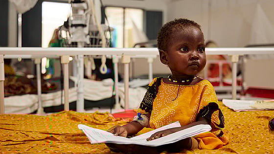 Gulklädd flicka på sjukhus