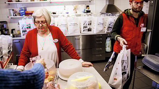 Människor i kö för mat. Familjer som inte har råd med kläder till barnen. När fattigdomen ökar skalar Röda Korset upp för att hjälpa fler – och kräver att våra politiker tar ansvar för ett medmänskligare Sverige där ingen ska behöva gå hungrig.