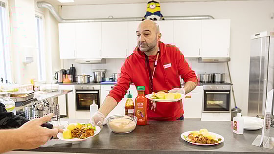 Människor i kö för mat. Familjer som inte har råd med kläder till barnen. När fattigdomen ökar skalar Röda Korset upp för att hjälpa fler – och kräver att våra politiker tar ansvar för ett medmänskligare Sverige där ingen ska behöva gå hungrig.