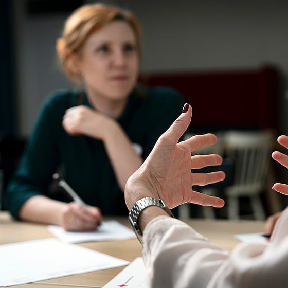 Gråhårig kvinna får rådgivning om patientsäkerhet