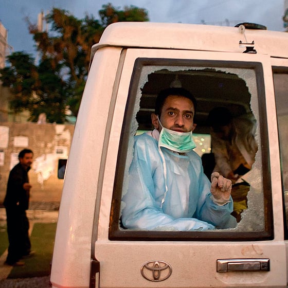 Man i ambulans ser ut genom krossat fönster