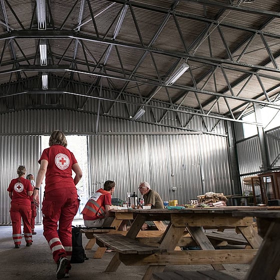 Frivilliga rusar mot dörr i krisinsats