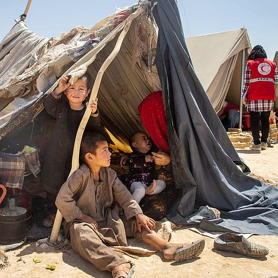Barn i provisoriskt tält