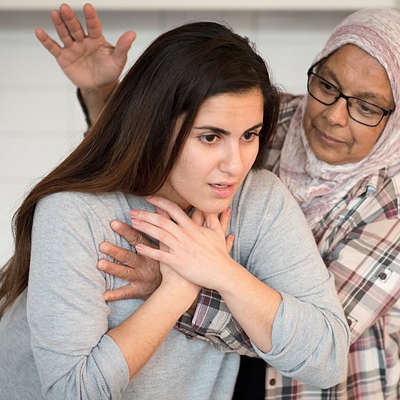 Kvinna som satt i halsen och får hjälp med första hjälpen vid luftvägsstopp