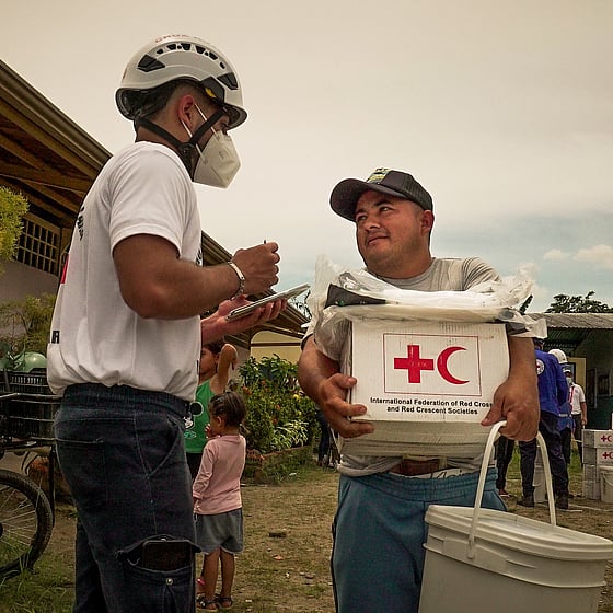 Nödhjälp delas ut i Venezuela