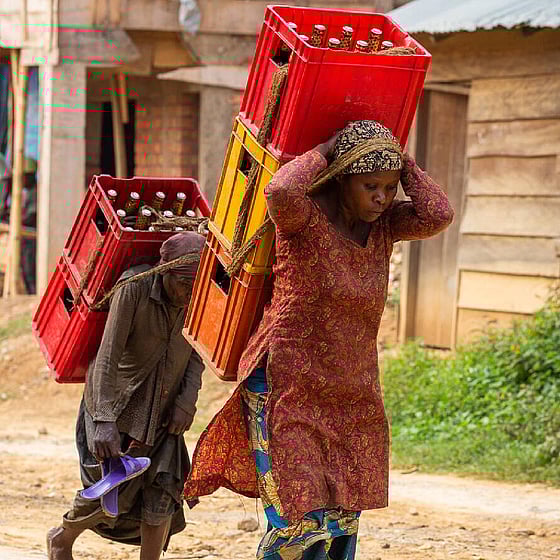 Kvinna och barn bär tungt