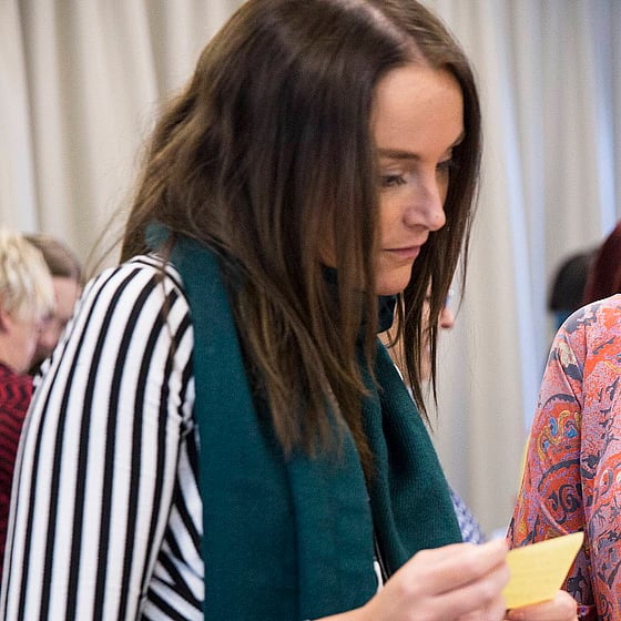 Två kvinnor jobbar som hållbarhetsambassadörer