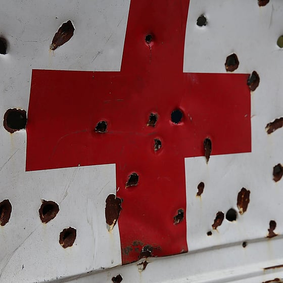 Sönderskjuten ambulans.