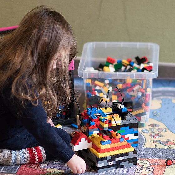 Flicka leker med lego