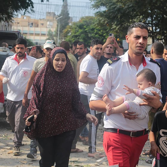 Hjälparbetare efter explosion i Gaza, Palestina.