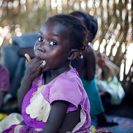 En familj i Sydsudan äter mat