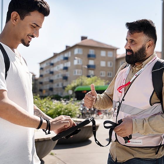 Tre glada värvare vid Mariatorget