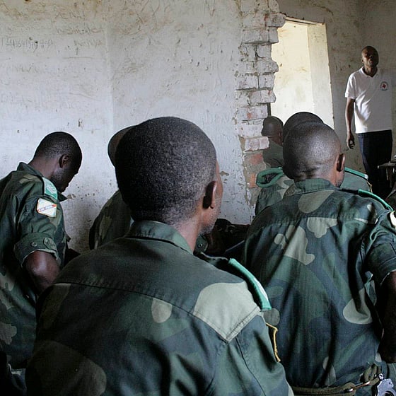 Soldater i bombskadat hus utbildas.