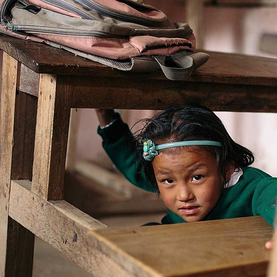 Flicka lär sig hur man skyddar sig vid en jordbävning