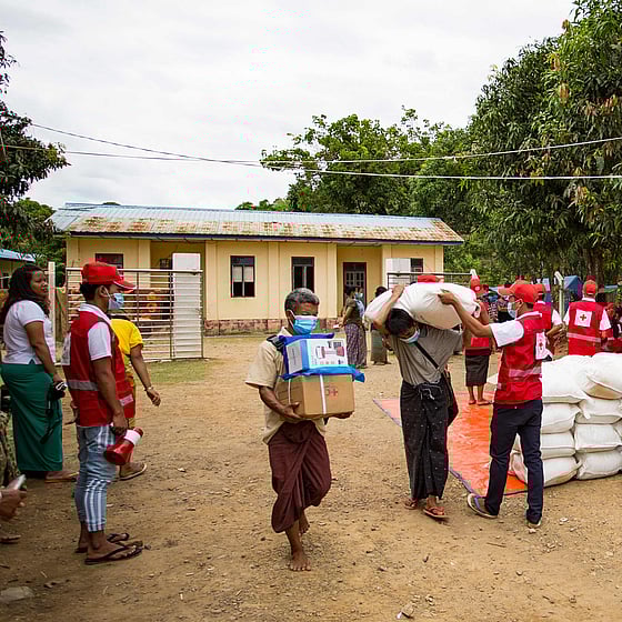 Röda Korset delar ut nödhjälp
