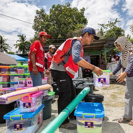Katastrofhjälp delas ut till kvinna i Indonesien.