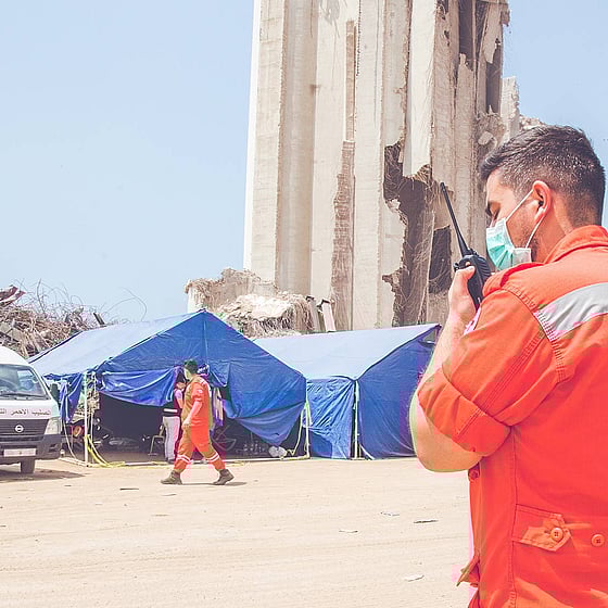 Röda korset volontär utanför tält