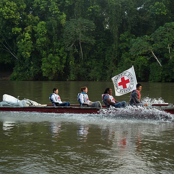 Långsmal båt med Röda Korset-flagga