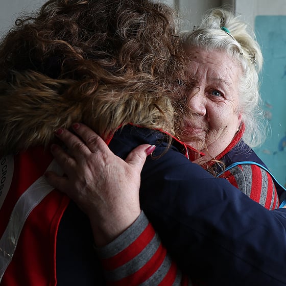 Volontär i Ukraina ger en kram