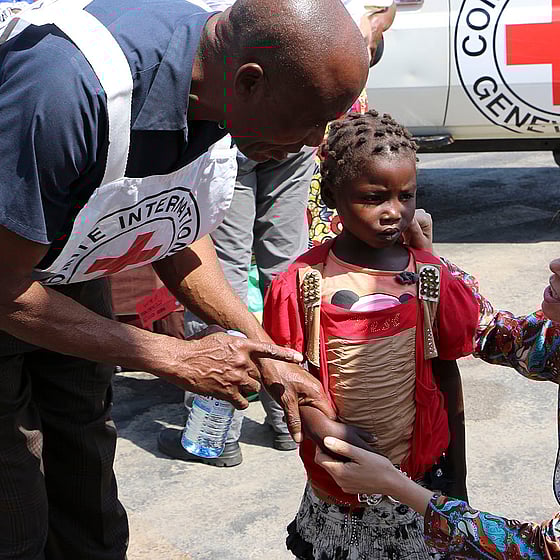 En volontär återförenar en flicka med sin mamma.