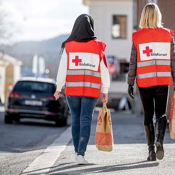 Frivilliga handlar mat under pandemin