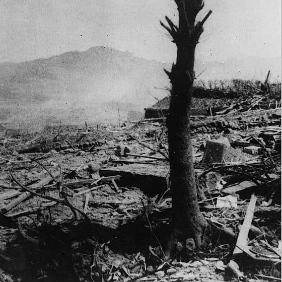 Förstört landskap efter atombomb i Japan.
