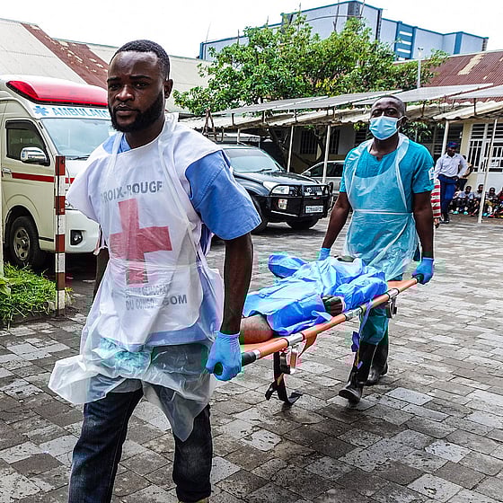 Kvinna vid matutdelning i Kongo-Kinshasa.