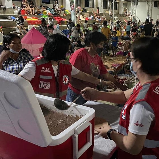 Röda korsvolontärer delar ut mat