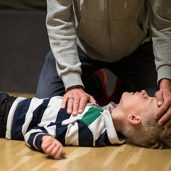 Pojke får första hjälpen