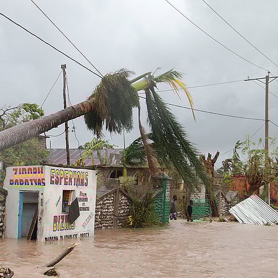 Översvämmad gata efter storm