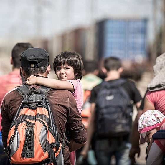 Barn blir buret av man i folkvimmel