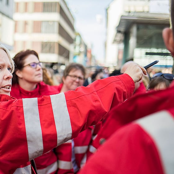 Rödklädda första hjälpare under insats