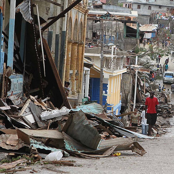 Gata full av skrot efter kraftig orkan