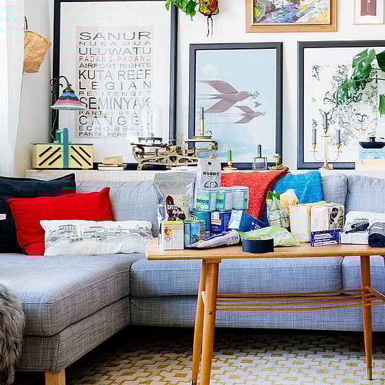 Prepping med mat och annat hemma i ett vardagsrum.