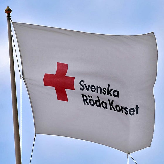 Svenska Röda Korsets logga på en flagga.