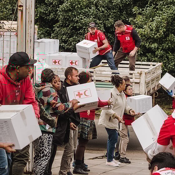 Röda Korsare delar ut nödhjälp.