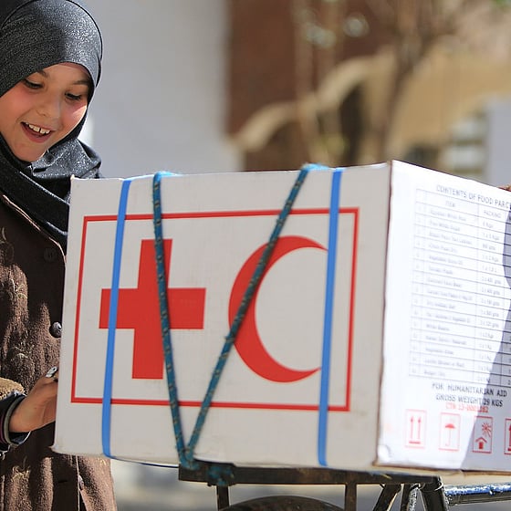 Två barn med ett matpaket